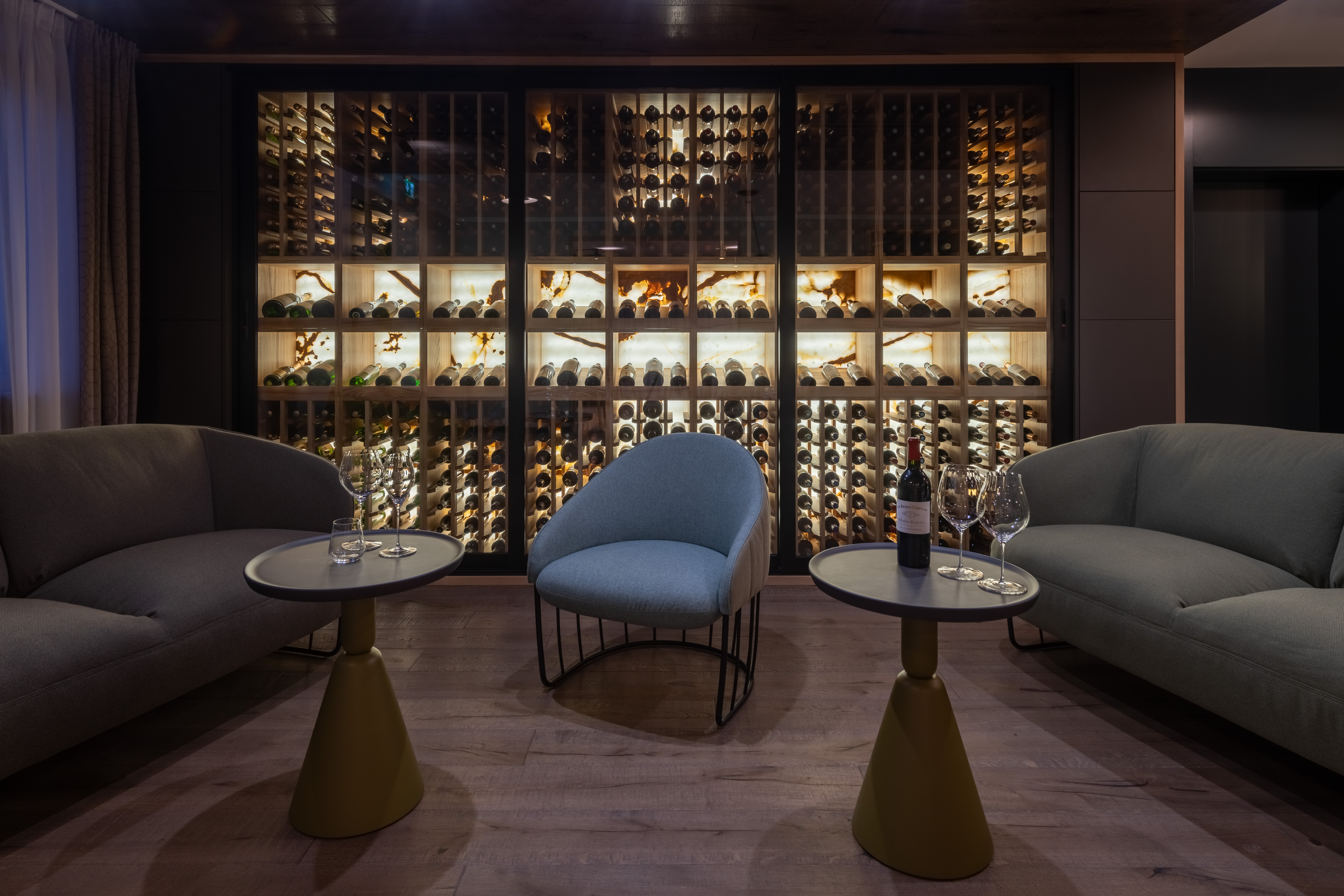 Vitrína v hotelovém lobby